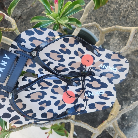 NEW! DKNY Leopard Print Flip Flops Sz 7 - Picture 7 of 7
